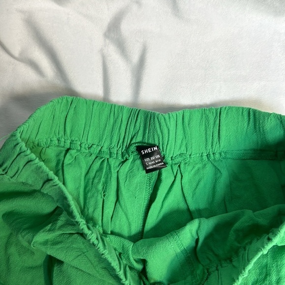 CUTE GREEN SHORTS SIZE(L) - Picture 5 of 5